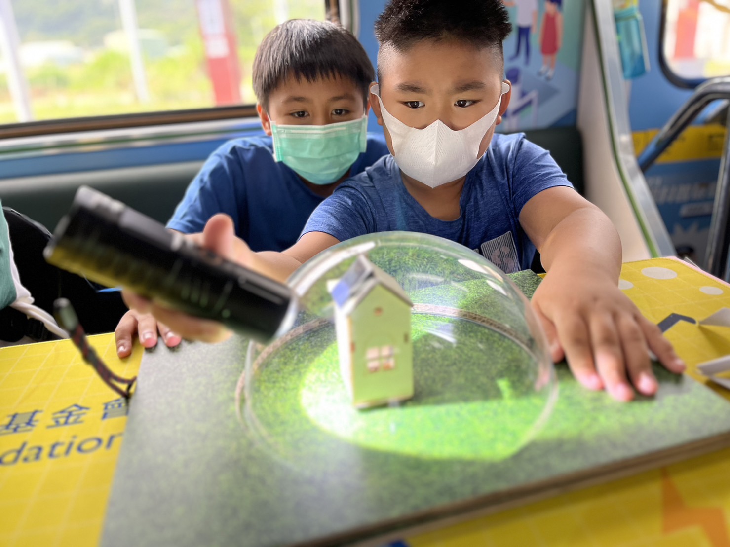 918博天堂參與基礎科學主題車廂，以STEAM教學精神，設計「逐日科學家」、「太陽能工程師」以及「淨零建築師」三大能源科普課程和實驗